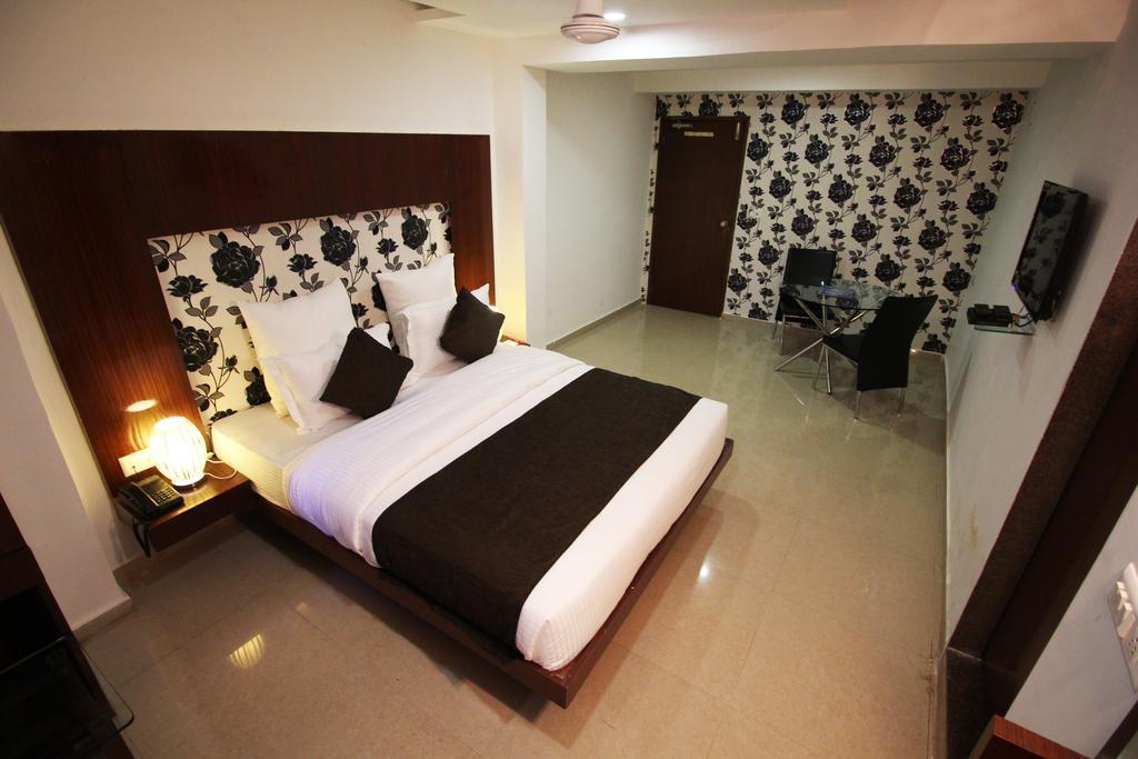 Hotel O Keshav Ahmedabad Room photo