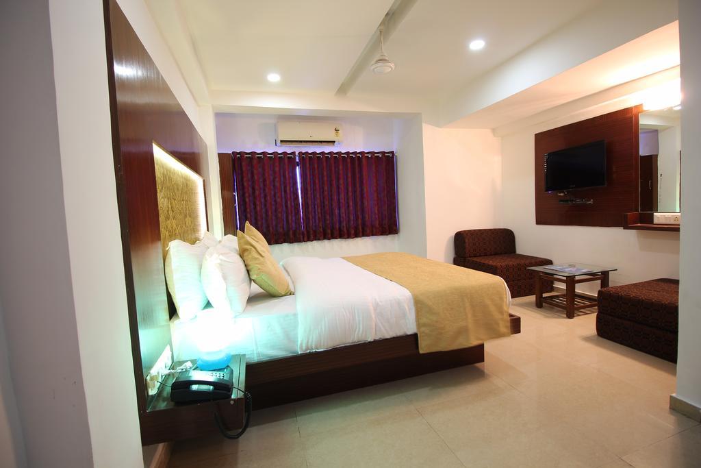 Hotel O Keshav Ahmedabad Room photo